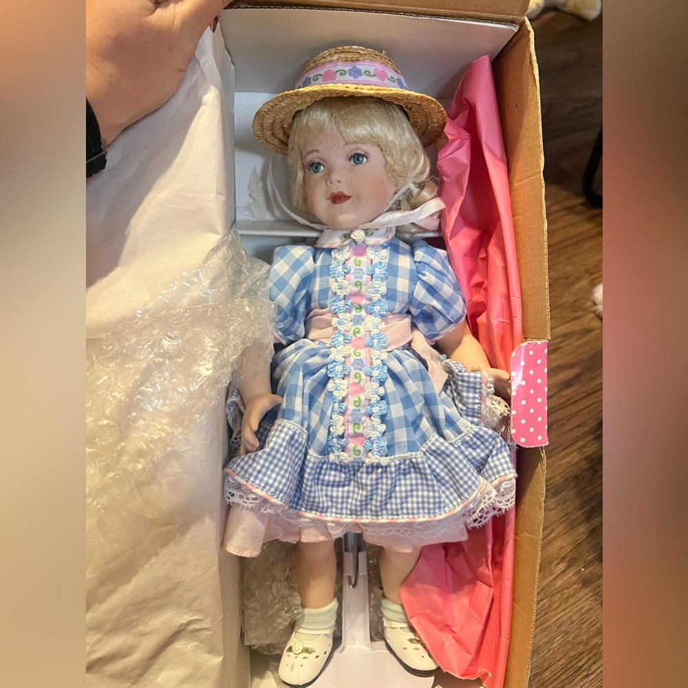 Collection Porcelain Doll “Treasury Collection” Mary Farmyard Memories.